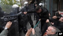 Bentrokan antara polisi Serbia dan pengunjuk rasa oposisi yang menuntut penangkapan atas keruntuhan atap yang mematikan di sebuah stasiun kereta api di Novi Sad, Serbia, Rabu, 20 November 2024.