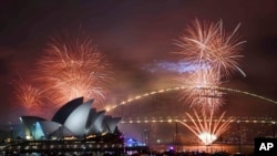 ภาพการจุดพลุฉลองต้องรับปี 2025 ที่นครซิดนีย์ ออสเตรเลีย