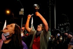 Ciudadanos se movilizan por un referéndum sobre nueva constitución chilena, en Valparaíso