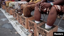 Para petani Pegunungan Kendeng, Rembang Jawa Tengah berunjuk rasa menyemen kakinya di depan Istana Merdeka Jakarta.