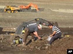 Paul Nascimbene and Hukam Singh collecting amber at the Tadkeshwar Mine in India.