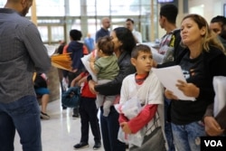 Immigrants seeking legal entry into the United States in McAllen, Texas. (Photo: A. Barros / VOA)