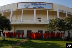 រូបឯកសារ៖ ព្រះសង្ឃនិមន្តចូលរួមដំណើរសវនាការកាត់ក្តីរបស់សាលាក្តីខ្មែរក្រហម នៅរាជធានីភ្នំពេញ កាលពីថ្ងៃទី ១៦ ខែវិច្ឆិកា ឆ្នាំ ២០១៨។