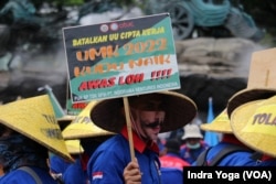 Sejumlah buruh mendengarkan pembacaan putusan uji materi UU Cipta Kerja oleh hakim Mahkamah Konstitusi, Jakarta, Kamis, 25 November 2021. (Foto: Indra Yoga/VOA)