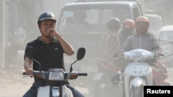 Người d&#226;n đi lại trong bầu kh&#244;ng kh&#237; &#244; nhiễm ở H&#224; Nội (ảnh tư liệu, th&#225;ng 10/2019, REUTERS/Kham).