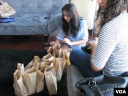 Remaja Muslim Amerika juga giat menyumbang bagi warga kurang mampu, seperti mengumpulkan bahan makanan dan barang bekas untuk disumbangkan.