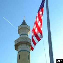 Agar sinagoga yoki cherkovlar ham ommaviy ravishda tekshirilganida, amerikaliklar bunga chidab turolmagan bo’lardi. Ammo 2001 yil 11- sentabridan keyin musulmonlarga munosabat ancha salbiylashgan, deydi huquq himoyachisi Donna Liberman.