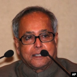 Indian Finance Minister Pranab Mukherjee speaks to reporters in New Delhi, 06 Apr 2010