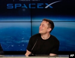 Elon Musk, pendiri, CEO, dan perancang utama SpaceX, memberikan keterangan kepada media pasca peluncuran Falcon 9 SpaceX (Falcon Heavy) dari Kennedy Space Center, Cape Canaveral, Florida, 6 Februari 2018.