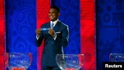 Le footballeur camerounais Eto'o lors du tirage au sort de la FIFA en Russie le 25 juillet 2015.