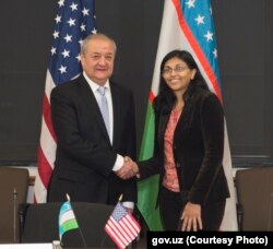 O'zbekison Tashqi ishlar vaziri Abdulaziz Komilov AQSh Davlat kotibining Janubiy va Markaziy Osiyo bo'yicha muovini Nisha Bisvol bilan, Vashington, 19-yanvar, 2016