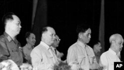 Hà Nội, 1966. Hình minh họa. Hồ Chí Minh (bìa phải), "người nổi lửa nhưng bất an vì viễn cảnh"; và Lê Duẩn (thứ hai từ phải), "đưa đến thống nhất nhưng tạo khủng hoảng toàn diện."