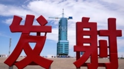 Pesawat ruang angkasa Shenzhou-12 di landasan peluncuran dekat karakter Cina bertuliskan &quot;Luncurkan&quot; di Pusat Peluncuran Satelit Jiuquan dekat Jiuquan, China, Rabu, 16 Juni 2021. (AP)