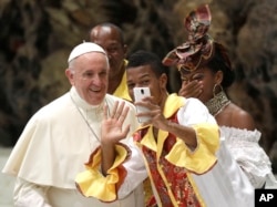 在梵蒂冈的保罗六世大厅，在每周一次的教宗公开接见活动之前，朝圣者与教宗方济各自拍（2017年8月2日）