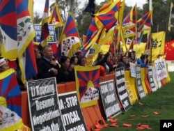 Anti-China demonstrators gather outside Parliament House in Canberra, Australia, March 23, 2017, ahead of the arrival of Chinese Premier Li Keqiang. Li's visit to Australia and New Zealand is the first by a Chinese premier in 11 years.
