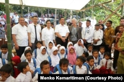 Beberapa pejabat Indonesia dan IMF hari Senin (8/10) mengunjungi Desa Guntur Macan, Lombok, NTB, salah satu desa terdampak gempa yang terparah pasca gempa pada Juli-Agustus lalu.