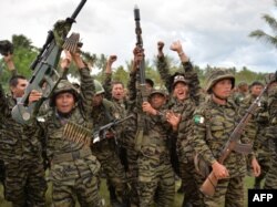 Moro Islamic Liberation Front (MILF) rebels celebrate the signing of the peace agreement during a rally at Camp Darapanan, Sultan Kudarat town, in southern island of Mindanao, March 27, 2014.