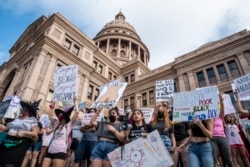 Para pengunjuk rasa di Women's March and Rally for Abortion Justice di State Capitol di Austin, Texas. (Foto: AFP)
