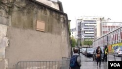 A plaque for the victims of the November attacks that will be unveiled Sunday. (L. Bryant/VOA)