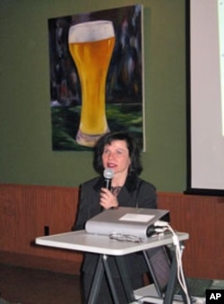 Washington University geophysicist Anne Hofmeister presents her work at 'Science on Tap.'