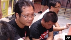 支联会副主席蔡耀昌(左二)、港大学生会会长李子树(左三)洗刷“国殇之柱”