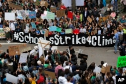 Hundreds of schoolchildren take part in a climate protest in Hong Kong, March 15, 2019.