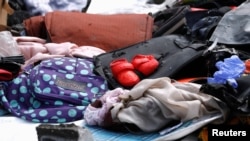 Sepasang sepatu bayi berwarna merah ini termasuk di antara barang-barang yang diduga milik penumpang pesawat Lion Air nomor penerbangan JT610 yang jatuh di pelabuhan Tanjung Priok, Jakarta, Senin 29/10.