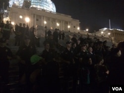 Police watch as protesters gather on the steps of the Capitol, in Washington, D.C., July 7, 2016. (E. Sarai/VOA)