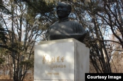 北京大学校园内老校长蔡元培之像。蔡元培提倡学术自由、教育自由、思想自由，而今北京大学被认为大反其道。