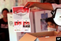 Para petugas pemilu melakukan perhitungan suara Pilpres di salah satu TPS di Jakarta, Rabu (17/4) sore. (Foto: AP)