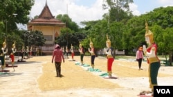 រូបឯកសារ៖ កសិករ​ម្នាក់​កំពុង​ហាល​ស្រូវ​ ក្នុងវត្ត​មួយ​ ក្នុង​ឃុំពាមរក៍​ ស្រុកពាមរក៍​ ខេត្ត​ព្រៃ​វែង កាលពី​ថ្ងៃ​ទី​២២ ខែ​កក្កដា​ ឆ្នាំ​២០២០។​ (ហ៊ាន​ សុជាតា​/វីអូអេ)