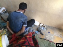 At an Iraqi base in Mosul, suspected IS militants are held before being transported to authorities, July 9, 2017. (H.Murdock/VOA)