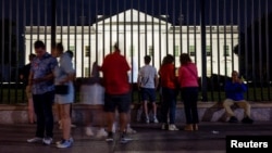 Туристи се собираат пред Белата куќа во Вашингтон на 18 јуни 2024 година. Извештаите велат дека неколку врвни демократи го повикуваат американскиот претседател Џо Бајден да се откаже од својата трка за реизбор