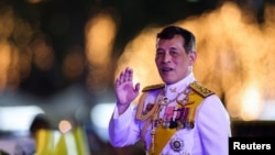 Raja Thailand Maha Vajiralongkorn menyapa kaum royalis di luar Grand Palace di Bangkok, Thailand, 5 Desember 2020. (Foto: Reuters)