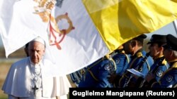 Paus Fransiskus berjalan melewati tentara yang memegang bendera Vatikan dan Siprus di Bandara Internasional Larnaca saat tiba untuk kunjungannya ke Siprus dan Yunani, di Larnaca, Siprus, 2 Desember 2021. (Foto: REUTERS/Guglielmo Mangiapane)