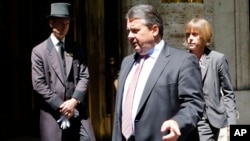Germany's Economy and Energy Minister Sigmar Gabriel departs G7 meeting for Energy, Rome, May 6, 2014.