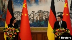 Menteri Luar Negeri Jerman Annalena Baerbock dan Menteri Luar Negeri China Qin Gang menghadiri konferensi pers bersama di Diaoyutai State Guesthouse di Beijing, China, 14 April 2023. (Suo Takekuma/Pool via REUTERS)