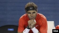 Rafael Nadal yang terganggu cedera lutut mengalahkan Alex Kuznetsov 6-4, 6-1, 6-1.