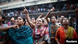 Pekerja pabrik konveksi meneriakkan protes saat bergabung dengan para pengunjuk rasa lainnya dalam aksi demo menuntut kenaikan upah di Dhaka, Bangladesh (23/9).