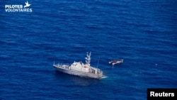 Kapal penjaga pantai Libya mendekati kapal migran di laut, dekat Libya, 5 Juni 2019. (Foto: Jose Benavente/PILOTES VOLONTAIRES/via REUTERS)