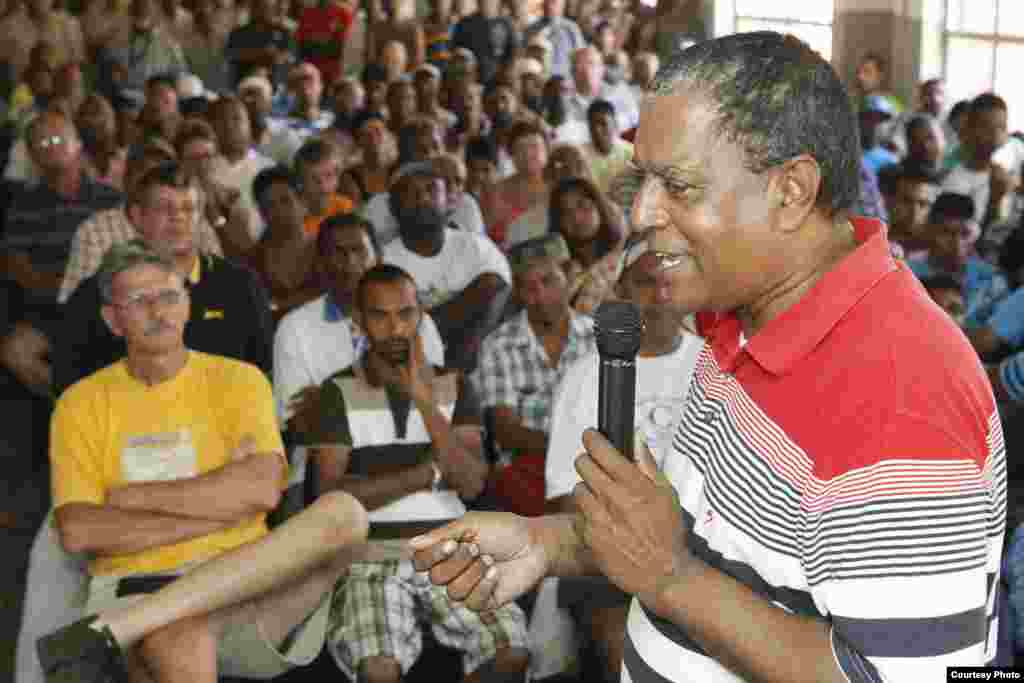 Desmond D'Sa addresses a meeting of fisherman in Chatsworth, Durban, South Africa. (Goldman Environmental Prize)