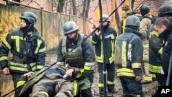 Західні ЗМІ з посиланням на офіційних осіб прогнозують втрату незліченної кількості життів в Україні, якщо дефіцит боєприпасів триватиме. AP