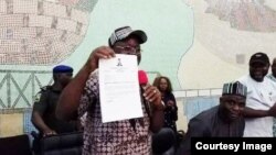 Samuel Ortom, gouverneur de l'Etat de Benue (centre), annonce avoir rejoint le principal parti d'opposition, le Parti démocratique populaire (PDP), au Nigeria, 26 juillet 2018. (Twitter/Samuel Ortom)