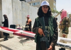Tentara Taliban berjaga di pos pemeriksaan yang sebelumnya diawaki oleh pasukan Amerika di dekat kedutaan AS, di Kabul, Afghanistan, Selasa, 17 Agustus 2021. (Foto: AP)