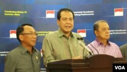 Menko Perekonomian Chairul Tanjung (tengah) memberikan keterangan pers didampingi Menteri ESDM Jero Wacik dan Menteri Perindustrian M.S. Hidayat di Jakarta (Foto: dok).