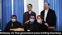 ภาพของชาวอุยกูร์ที่ถูกส่งตัวจากไทยไปถึงเขตปกครองตนเองซินเจียง ประเทศจีน จากสถานทูตจีนประจำประเทศไทย ที่ปรากฏในการแถลงข่าวของตัวแทนรัฐบาลไทยเมื่อ 27 กุมภาพันธ์ 2568