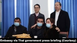 ภาพจากสถานทูตจีนขณะชาวอุยกูร์พบกับครอบครัว หลังถูกผลักดันจากไทยกลับไปยังจีนเมื่อ 27 กุมภาพันธ์ 2568