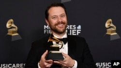 Джейсон Картер держит в руках награду Джимми Картера за альбом «Last Sundays in Plains: A Centennial Celebration» во время 67-й церемонии вручения премии «Грэмми», 2 февраля, 2025, Лос-Анджелес