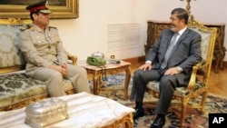 Tổng thống Ai Cập Mohamed Morsi (phải) tiếp kiến tân Bộ trưởng Quốc phòng Abdel-Fattah el-Sissi 
