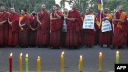 Tăng sĩ Tây Tạng sống lưu vong tổ chức buổi đốt nến cầu nguyện trong thủ đô New Delhi, Ấn Ðộ bày tỏ tinh thần tương thân với nổi thống khổ của người dân ở Tây Tạng
